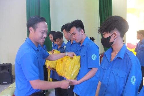 Tặng 200 phần quà 'Cây mùa xuân' cho học sinh, sinh viên khó khăn