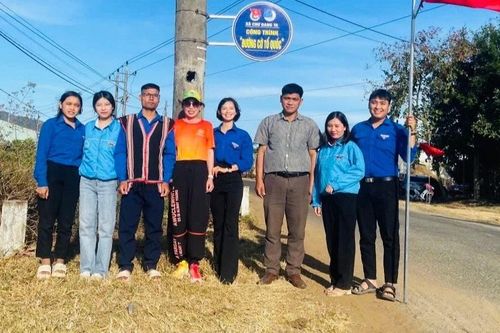 Đoàn xã Chư Đang Ya bàn giao công trình 'Đường cờ Tổ quốc' cho làng Kó