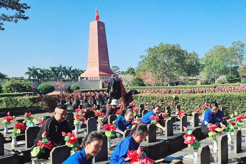 Hơn 150 đoàn viên, thanh niên dọn vệ sinh Nghĩa trang Liệt sĩ tỉnh Gia Lai