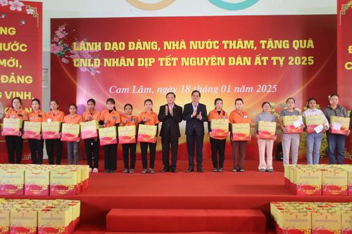 Phó Chủ tịch Quốc hội Nguyễn Khắc Định tặng quà Tết cho quân, dân và người lao động Khánh Hòa