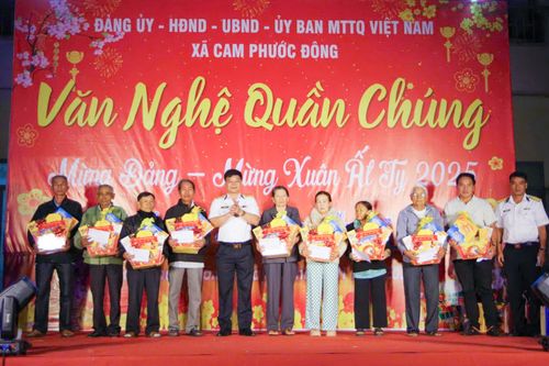 Lữ đoàn 685 trao quà Tết cho các gia đình chính sách