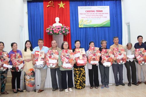 Trao 29 suất quà Tết cho người có công với cách mạng