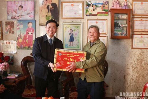 Đoàn công tác của tỉnh thăm, chúc tết các đơn vị lực lượng vũ trang, gia đình chính sách tại huyện Tràng Định