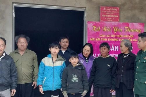 Trao nhà cho 4 cháu mồ côi