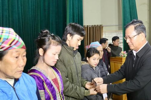 Phó Chủ tịch Thường trực UBND tỉnh Hoàng Quốc Khánh thăm, chúc tết tại Văn Bàn