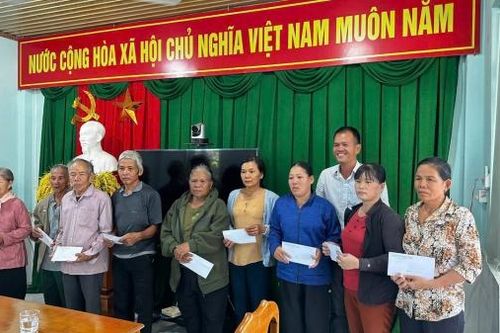 Đạ Huoai: Trao tặng 50 phần quà Tết cho các hộ gia đình có hoàn cảnh khó khăn