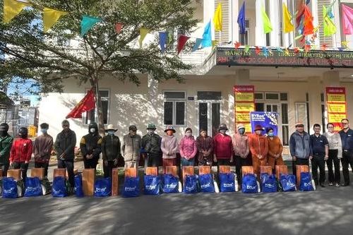 Trao quà Tết cho hộ nghèo, cận nghèo tại chương trình 'Xuân yêu thương'