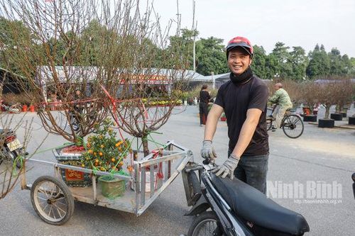 Những dịch vụ hái ra tiền 'ăn theo' chợ Hoa Xuân