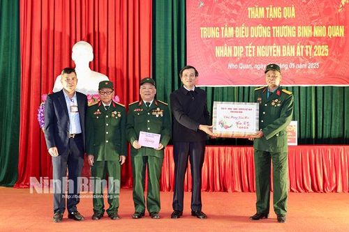 Các đồng chí Thường trực Tỉnh ủy thăm, tặng quà nhân dịp Tết Nguyên đán Ất Tỵ