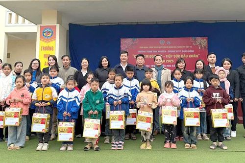 Trao quà Tết cho học sinh có hoàn cảnh khó khăn