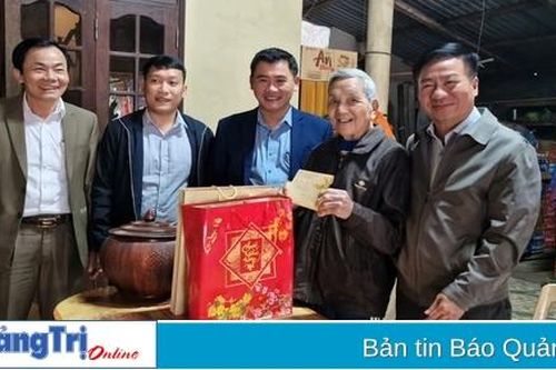 Thăm, chúc tết các gia đình người có công, cán bộ lão thành cách mạng