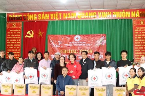 Chương trình tặng quà 'Tết nhân ái' tại xã Chiềng Dong