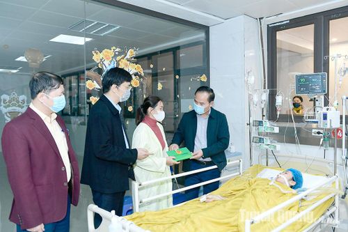 Phó Chủ tịch UBND tỉnh Hoàng Việt Phương thăm hỏi, động viên nạn nhân bị tai nạn tại vòng xuyến Tỉnh Đội, Km 5, Tuyên Quang - Hà Giang