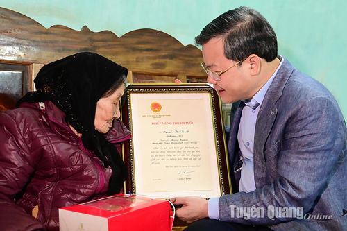 Chủ tịch UBND tỉnh Nguyễn Văn Sơn tặng quà người cao tuổi, thân nhân người có công