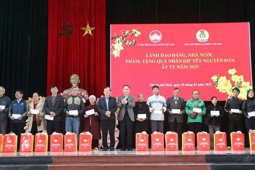 Bí thư Trung ương Đảng, Trưởng Ban đối ngoại Trung ương Lê Hoài Trung thăm, tặng quà Tết tại thành phố Huế