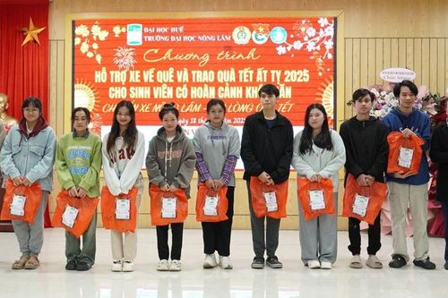 Tặng quà, hỗ trợ xe cho gần 600 sinh viên
