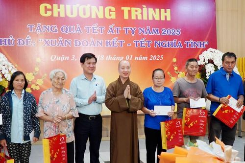 Quỹ Thiện Tâm tặng quà Tết nghĩa tình đến bà con khó khăn tại Q.3