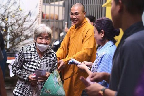Chùa Tường Nguyên tặng 950 phần quà Tết đến những gia đình khó khăn