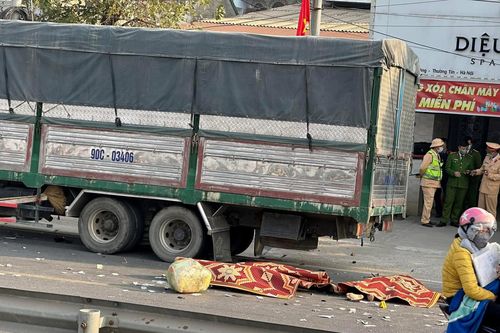 Hà Nội: Xe máy chở 4 người va chạm với ô tô tải, 3 người tử vong
