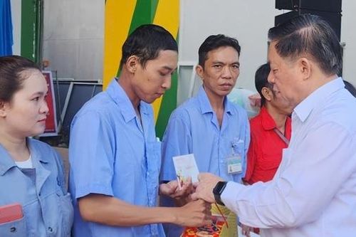 Trưởng Ban Tuyên giáo Trung ương trao quà Tết cho công nhân tại Tiền Giang