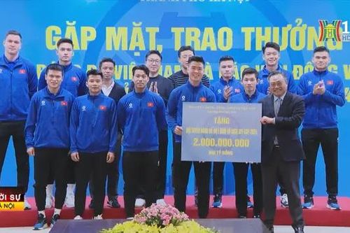 Hà Nội trao 2 tỷ đồng tặng Đội tuyển Bóng đá Việt Nam