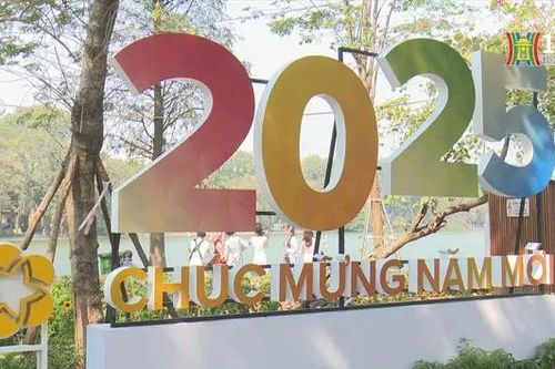 Đường phố Hà Nội rực rỡ đón năm mới Ất Tỵ