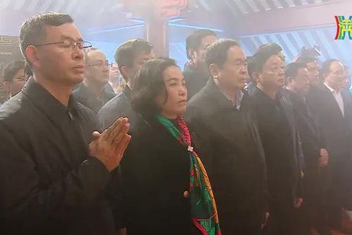 Chủ tịch Quốc hội dâng hương tưởng niệm Chủ tịch Hồ Chí Minh