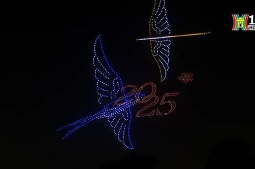 Màn trình diễn ấn tượng của 2025 drone light tại Hồ Tây