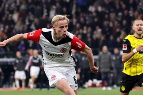 Frankfurt áp sát nhóm đầu Bundesliga