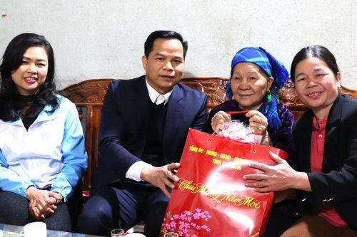 Đoàn đại biểu Quốc hội tỉnh tặng quà tại huyện Bảo Lâm