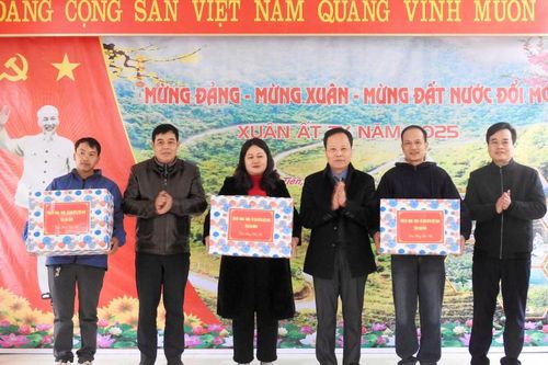 Phó Chủ tịch HĐND tỉnh Nông Thanh Tùng tặng quà Tết tại xã Đại Tiến (Hòa An)