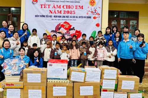 Chi đoàn Cục Thuế tỉnh tổ chức Chương trình 'Tết ấm cho em năm 2025' tại Hà Quảng