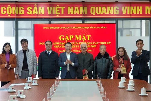 Đảng ủy Khối Cơ quan và Doanh nghiệp tỉnh gặp mặt, tặng quà các đồng chí nguyên lãnh đạo Đảng ủy Khối qua các thời kỳ