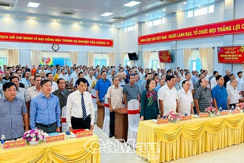 Huyện Trần Văn Thời họp mặt mừng Đảng mừng xuân Ất Tỵ và trao huy hiệu Đảng
