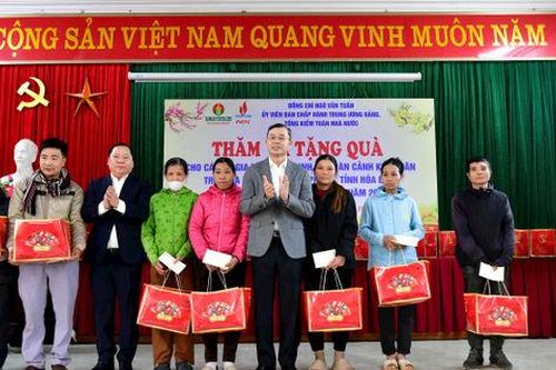 Tổng Kiểm toán nhà nước thăm, tặng quà cho các hộ dân có hoàn cảnh khó khăn tại huyện Cao Phong