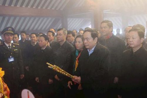 Chủ tịch Quốc hội và Đoàn đại biểu Trung ương dâng hương tưởng nhớ Chủ tịch Hồ Chí Minh