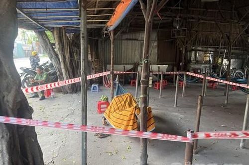 Người đàn ông nằm chết trong quán cà phê, người dân quyên góp hỗ trợ mai táng