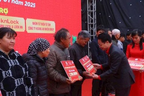 Chợ Tết nhân ái dành tặng quà Tết tới người có hoàn cảnh khó khăn
