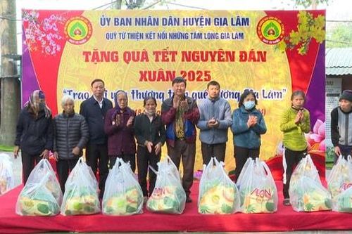Quỹ từ thiện kết nối những tấm lòng huyện Gia Lâm trao gần 1.000 suất quà cho các hộ khó khăn