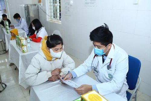 Bác sĩ bệnh viện Bạch Mai đồng hành cùng chương trình 'Tết ấm vùng cao' 2025 khám sức khỏe cho người dân huyện Lục Yên, tỉnh Yên Bái