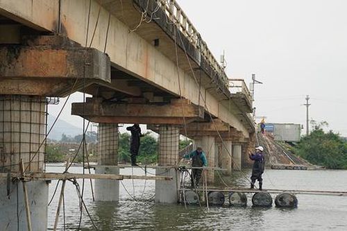 Sửa tạm cây cầu nguy cơ sập để người dân lưu thông dịp Tết