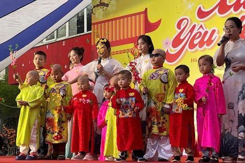 Hàng ngàn bệnh nhi đón Tết Ất Tỵ sớm, nhận nhiều món quà trong Xuân yêu thương