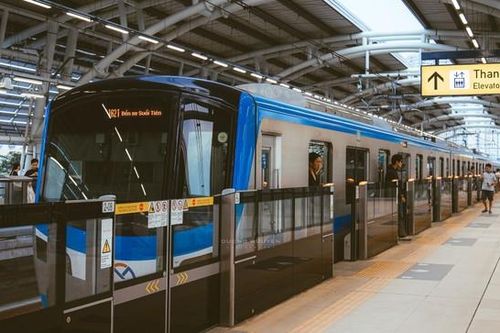 Tuyến Metro số 1 chạy xuyên Tết, Gen Z 'alo' hội bạn lên kế hoạch du Xuân