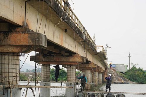 Đầu tư gần 1 tỷ đồng gia cố cầu Sông Thai trước Tết Nguyên đán Ất Tỵ