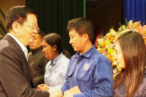 Trưởng Ban Dân vận Trung ương tặng quà Tết tại Thái Nguyên