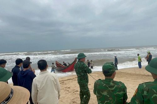 Quảng Trị: Ứng cứu thành công 3 ngư dân bị chìm thuyền