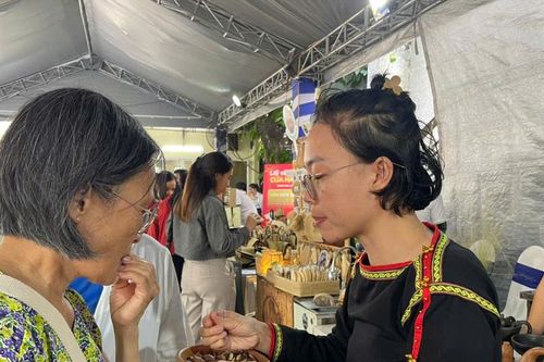 Chợ đặc sản vùng miền thu hút khách sắm Tết