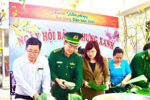 Mang Tết ấm tình quân dân về với bà con vùng biên
