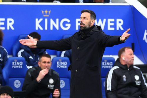 Đội của Van Nistelrooy chìm sâu trong khủng hoảng