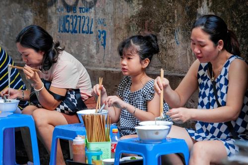 Quán ăn 'đau đầu' vì giá rau thơm cũng tăng cao dịp Tết